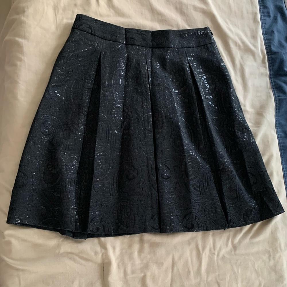 Banana Republic skirt. Black pleated pattern. Size 10. EUC